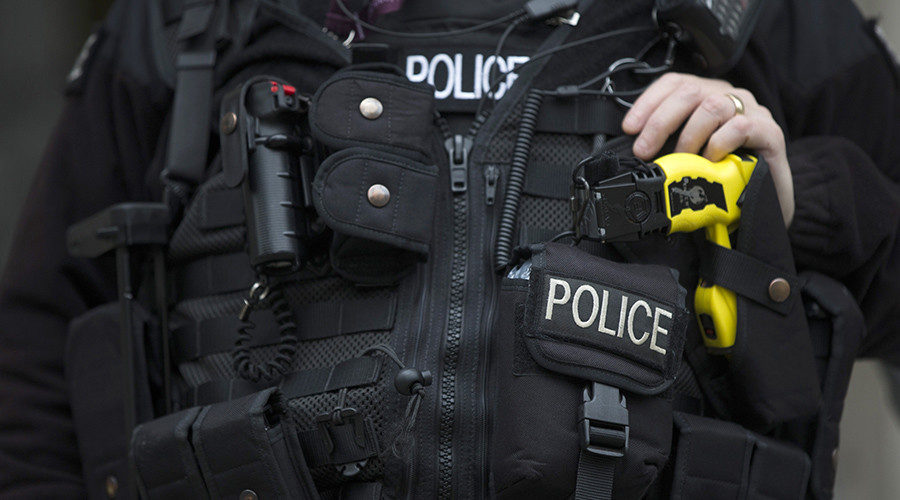Engleska policija napala slijepca električnim pištoljem, mislili da umjesto štapa ima pištolj