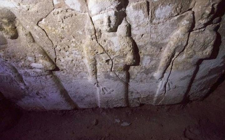  Unutar jednog od tunela irački arheolog Lajla Salih našla je mermernu ploču na kojoj je klinastim pismom ispisan opis kralja Asarhadona i veruje se da ona potiče iz 672. godine pre nove ere.