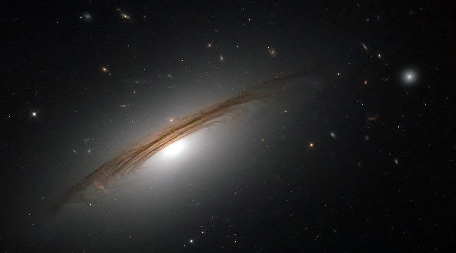 Hublle snimio spektakularnu hibridnu galaksiju