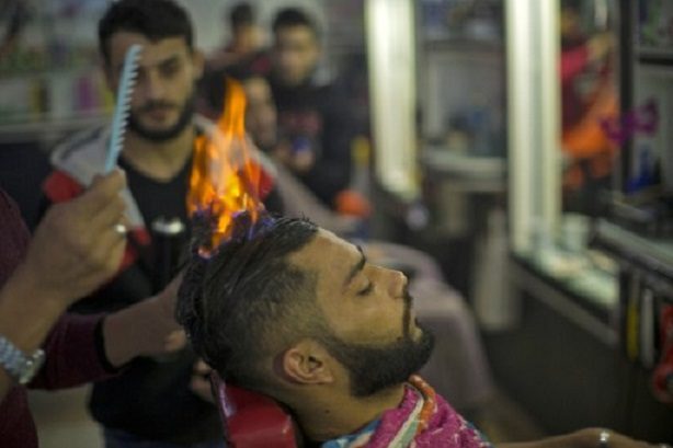 Poboljšava cirkulaciju: Palestinski frizer stvara frizuru pomoću vatre