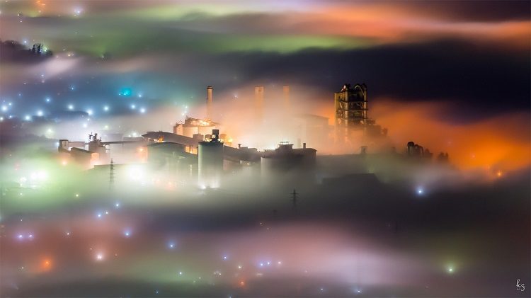 Magla duginih boja iznad japanskog grada