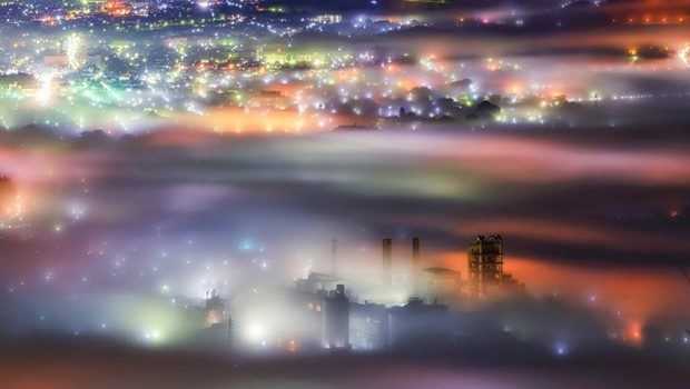 Magla duginih boja iznad japanskog grada
