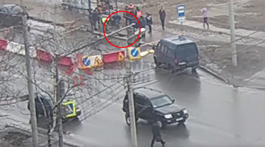 Rupa, koja se otvorila na trolejbuskoj stanici u Rusiji, progutala muškarca