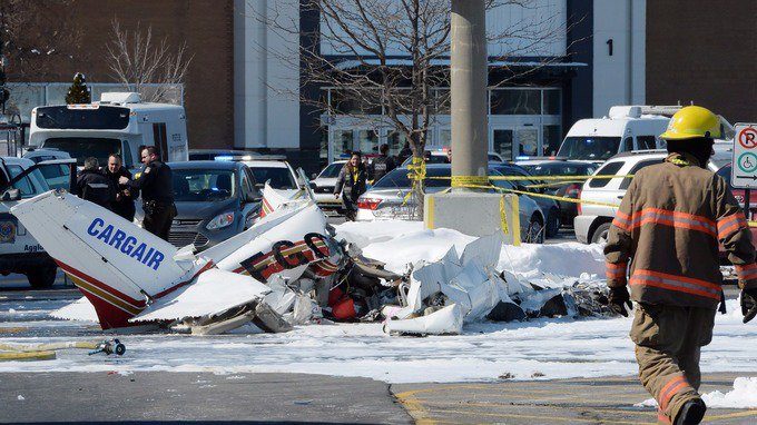 Sudar dva mala aviona iznad tržnog centra u Kanadi, 1 osoba poginula