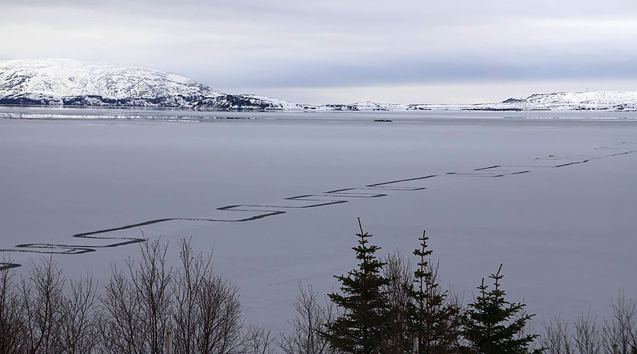 Oblici koji izgledaju kao da su iscrtani po površini jezera Thingvallavatn u istoimenom nacionalnom parku fotografisani su i objavljeni na Facebook stranici parka nakon što ih je primijetio jedan od ljudi koji žive u blizini.