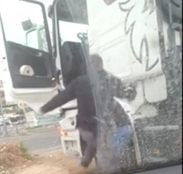 Izraelski policajac suspendovan nakon što je snimljen kako tuče palestinskog vozača kamiona