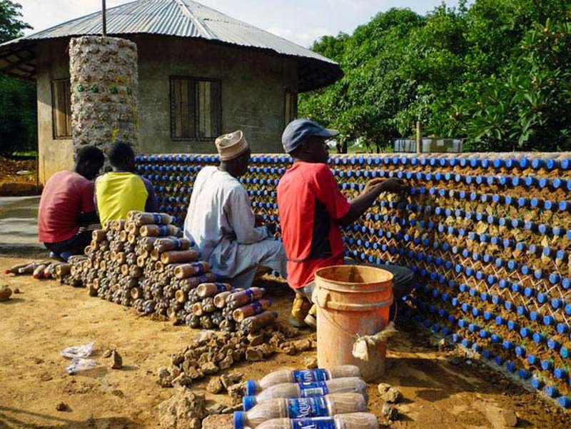 Uganda: Kuće od plastičnih boca 