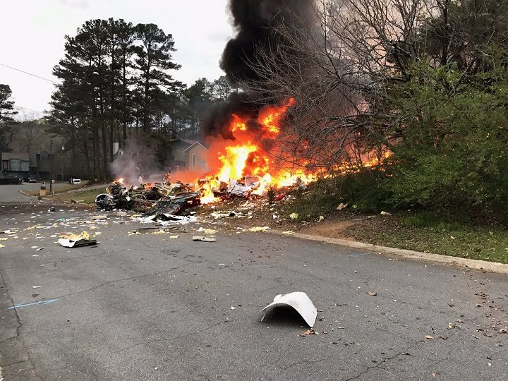 Poginuo pilot kada se avion srušio i zapalio kuću u Džordžiji 