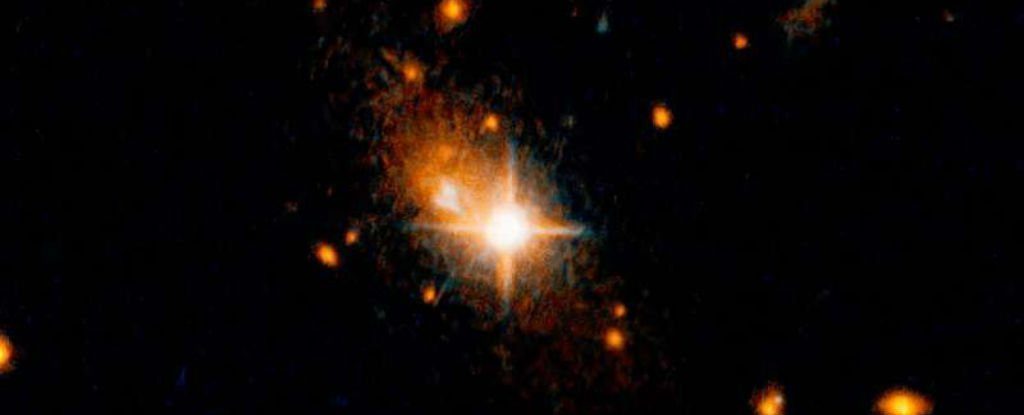 Gravitacijski valovi izbacili supermasivnu crnu rupu iz njenog položaja