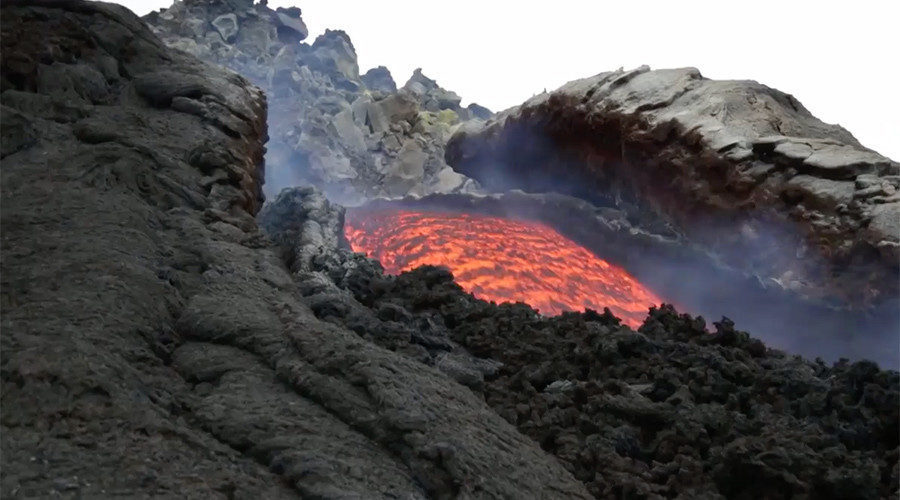 Rijeka lave na obroncima vulkana Etna nakon erupcije
