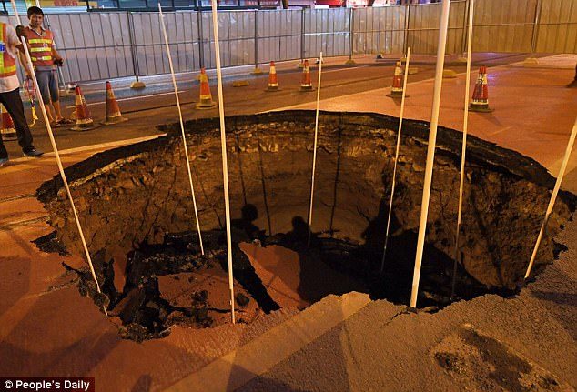Rupa duboka 3 metra otvorila se u prometnoj ulici u Kini