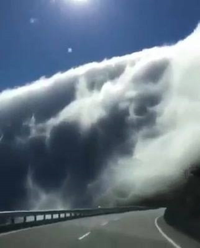 Neobična formacija oblaka iznad Grimsel prolaza u Švicarskoj
