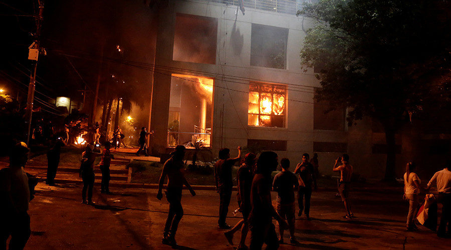 Paragvaj: U protestima protiv ustavne reforme zapaljena zgrada Kongresa