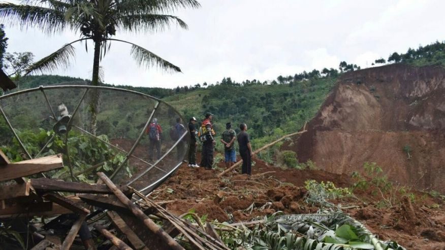 Indonezija: 27 osoba zatrpano u klizištu na istoku Jave