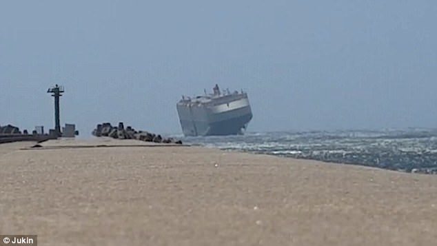 Trenutak kada se ogromni teretni brod skoro prevrne pod jakim vjetrom i valovima kod obale Južne Afrike