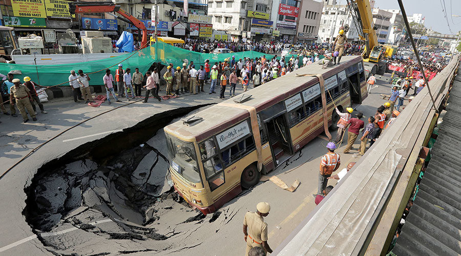 Velika rupa progutala autobus i automobil u indijskom gradu