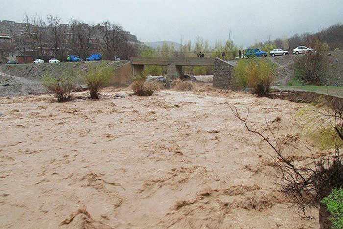 Najmanje 30 osoba poginulo nakon obilnih kiša koje su pogodile sjeverozapad Irana uzrokujući poplave i klizišta