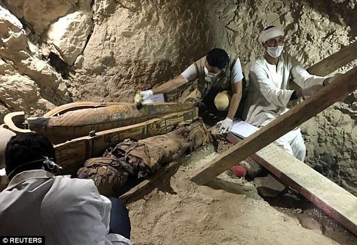 Nekoliko sarkofaga i riznica artefakata iskopani u 3500 godina staroj grobnici u blizini drevnog grada Luksora