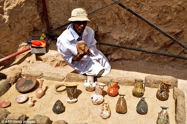 Nekoliko sarkofaga i riznica artefakata iskopani u 3500 godina staroj grobnici u blizini drevnog grada Luksora