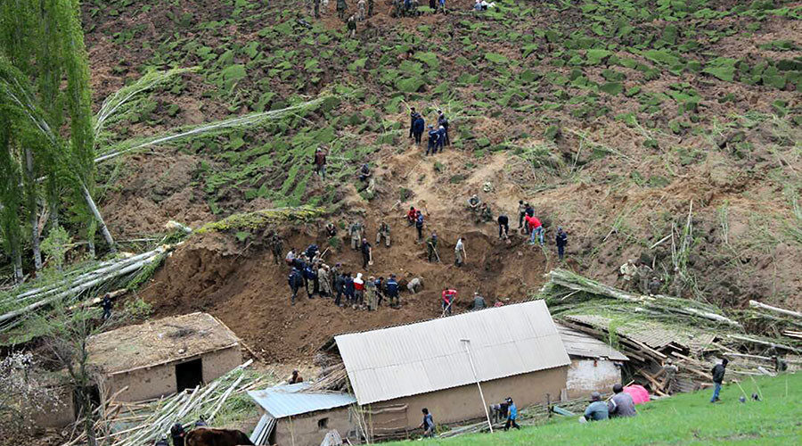 Najmanje 24 osobe zakopane u masovnom klizištu u Kirgistanu