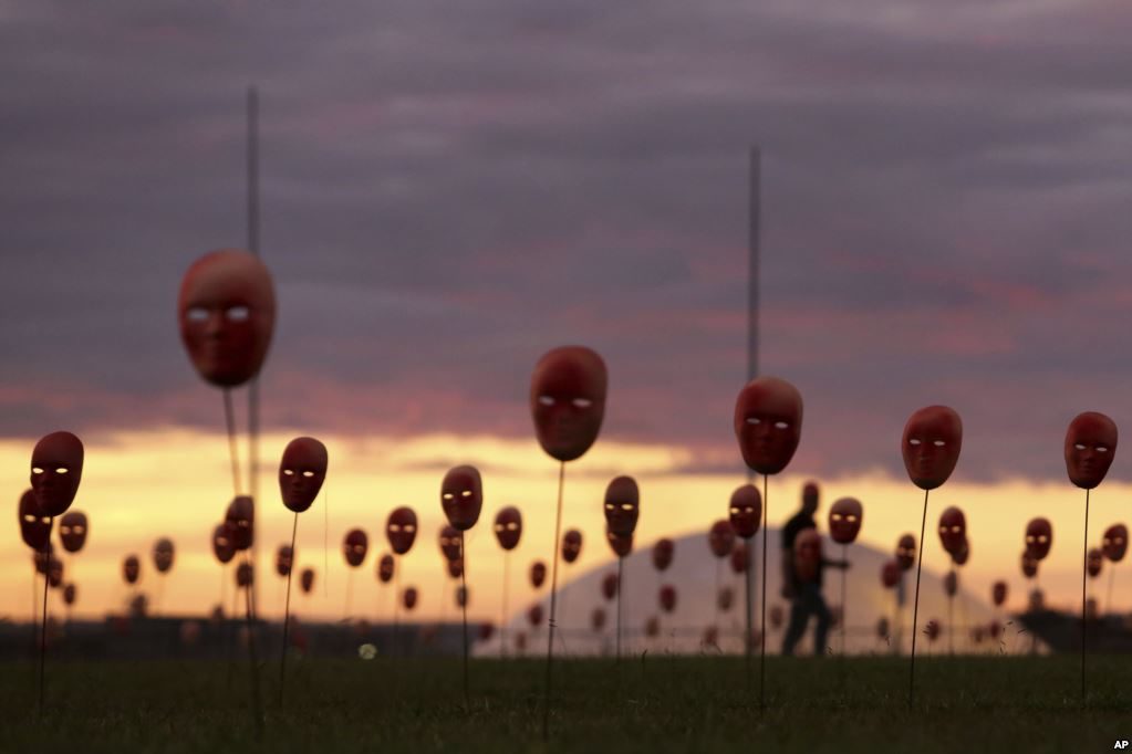 Maske, koje predstavljaju korumpirane političare, postavljene ispred Nacionalnog Kongresa u Braziliji