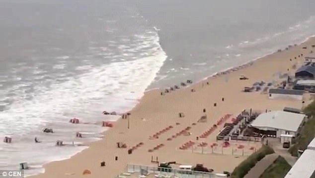 2 metra visoki val pokosio ležaljke, čamce i suncobrane kada je mini tsunami pogodio plažu na nizozemskoj obali