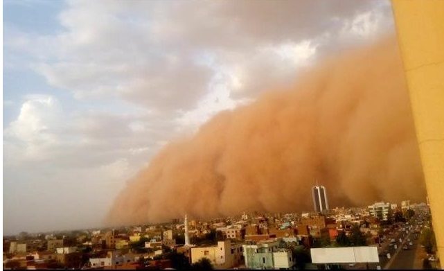 Nebo je postalo crveno u sudanskom Kartumu kada je ogromni olujni oblak prašine prekrio grad