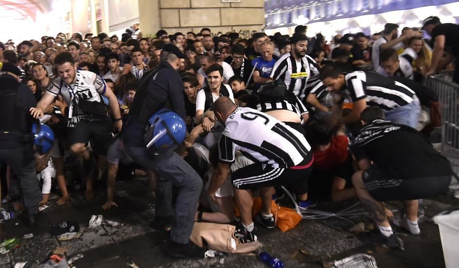 Kaos zbog vatrometa: U stampedu na prijenosu finala Lige prvaka u Torinu ozlijeđeno više od 400 ljudi