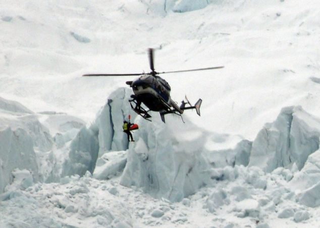 2 osobe poginule u austrijskim Alpama kada je spasilačkom helikopteru puklo uže za spasavanje