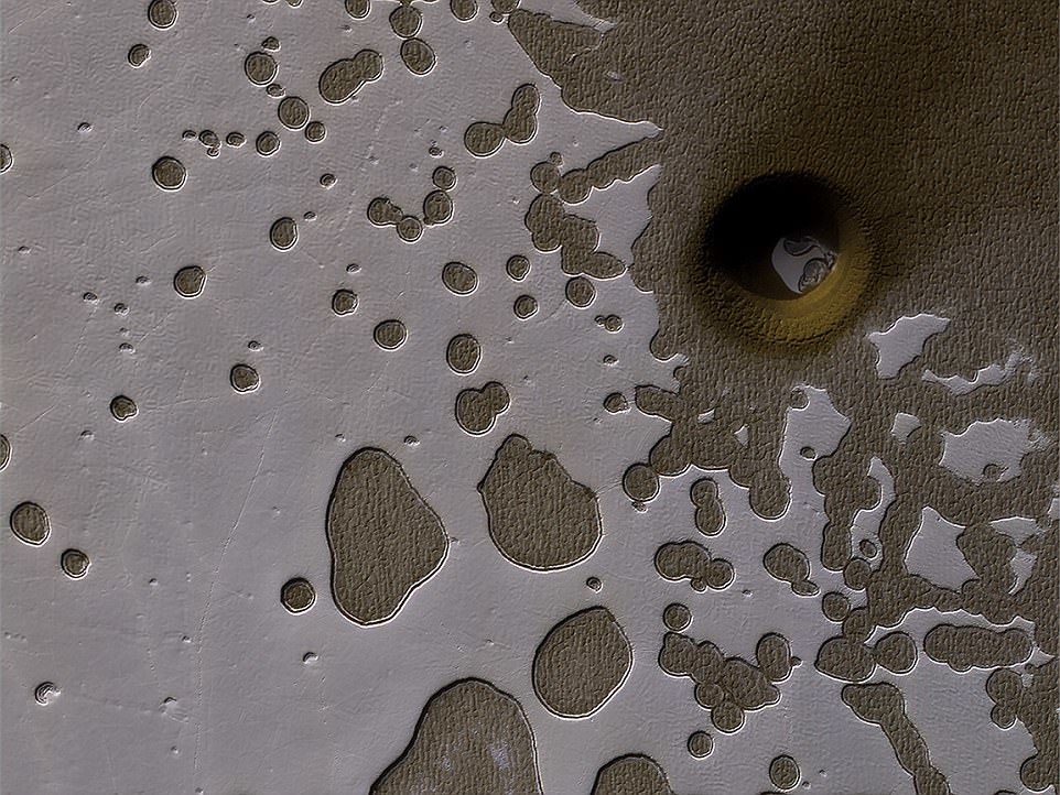 Znanstvenici zbunjeni tajanstvenom, dubokom rupom na Marsu