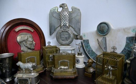 Argentina: U tajnoj sobi kuće u Buenos Airesu pronađena velika kolekcija nacističkih predmeta