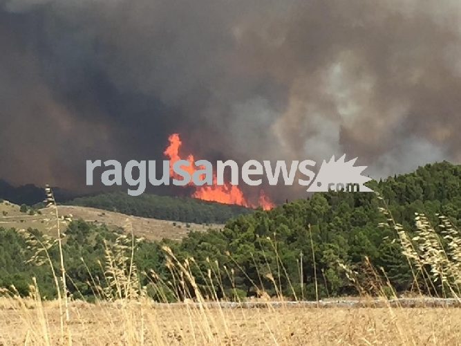 Vatrogasci se bore sa požarima na Siciliji