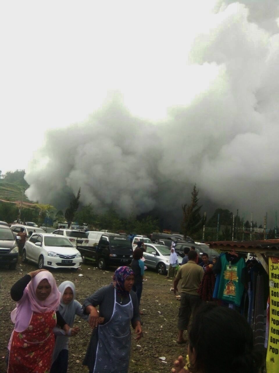 U erupciji indonežanskog vulkana Sileri povrijeno najmanje 10 osoba