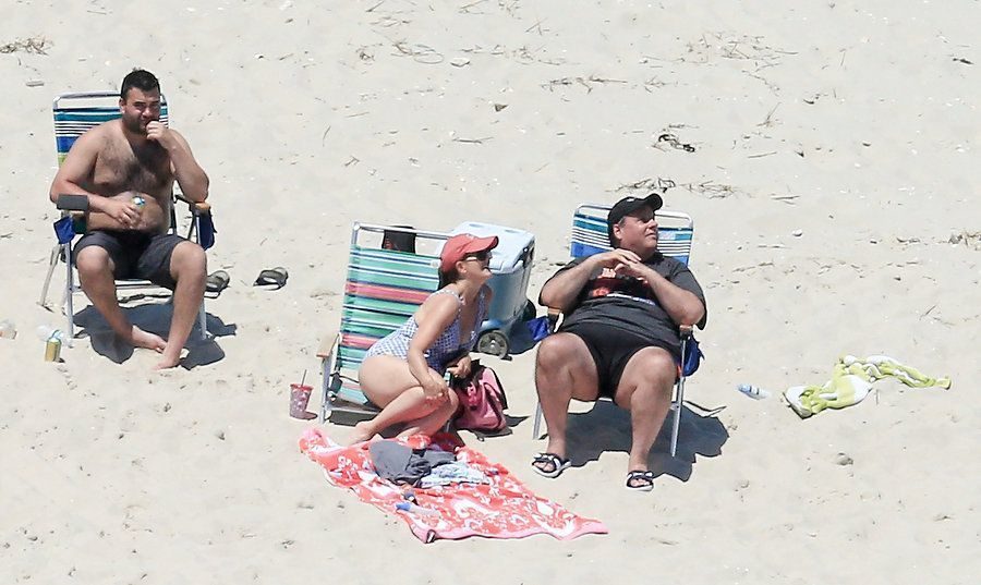 Guverner Nju Đersija upija sunce na plaži koju je zatvorio za javnost