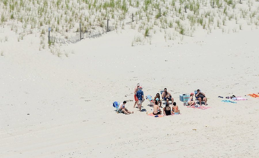 Guverner Nju Đersija upija sunce na plaži koju je zatvorio za javnost