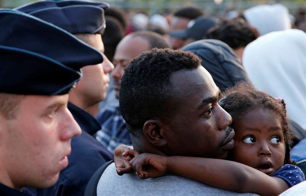 Skoro 2800 migranata evakuisano iz izbjegličkog kampa Porte de la Chapelle u Parizu