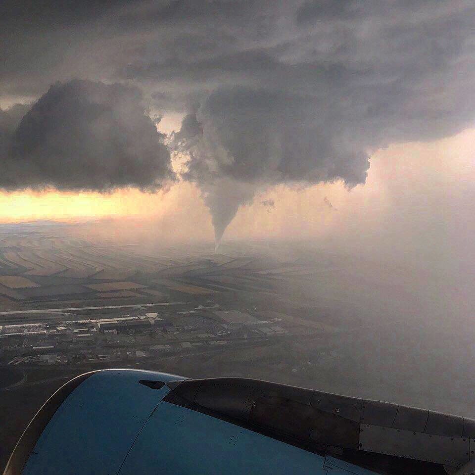Velika šteta od tuče u Austriji; Pokraj međunarodne luke u Beču snimljen....tornado