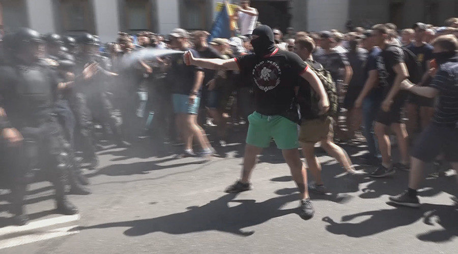 Kijev: Oko 1000 ukrajinskih nacionalista sukobilo se s policijom, blokirali zgradu parlamenta