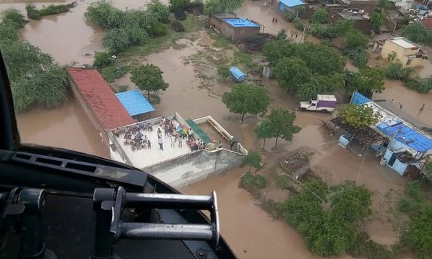 Na zapadu Indije, nakon povlačenja vode, otkriva se sve veći broj žrtava