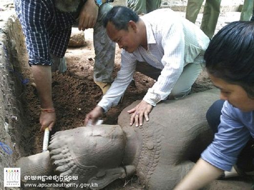 Kambodža: Arheolozi otkrili veliku pokopanu statuu u Angkor Vatu