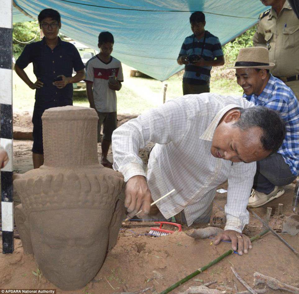 Kambodža: Arheolozi otkrili veliku pokopanu statuu u Angkor Vatu