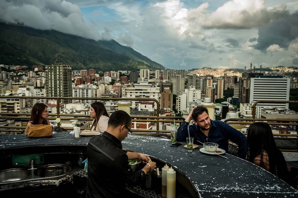 ”Revolucionari” u Caracasu su danju na ulicama, a noću u luksuznim barovima