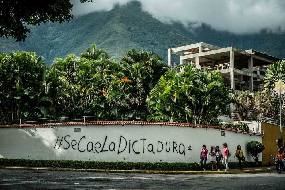 ”Revolucionari” u Caracasu su danju na ulicama, a noću u luksuznim barovima