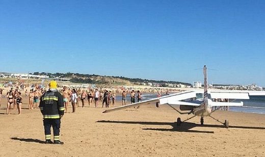 Cessna prisilno sletila među kupače na portugalskoj plaži, poginuli muškarac i djevojčica