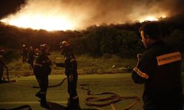 Šumski požari ojačani snažnim vjetrovima prijete domovima južno od Atene