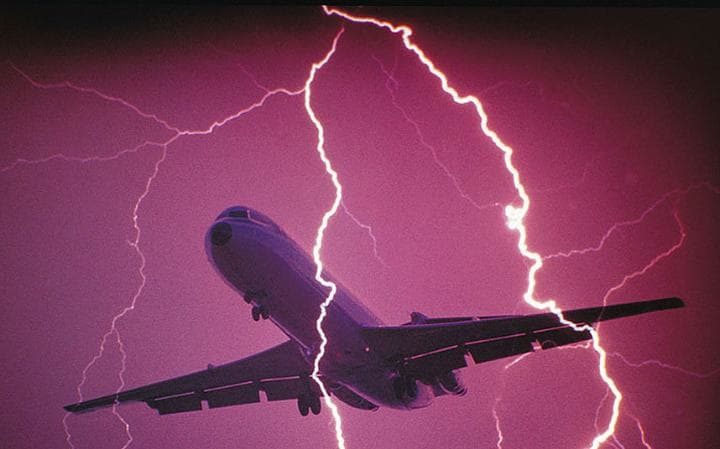 Panika za britanske turiste kada je avion upao u strašnu turbulenciju usljed masivne električne oluje