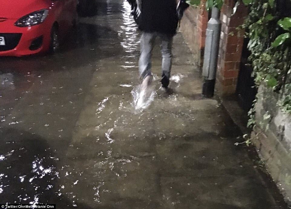 Oluje i poplave u Velikoj Britaniji, mjesečna količina kiše pala za 12 sati