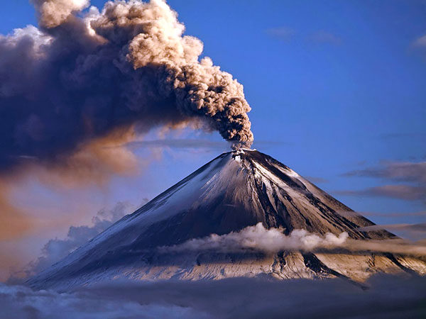Kamčatka: Vulkan Ključevskaja izbacuje pepeo u visini 6 kilometara