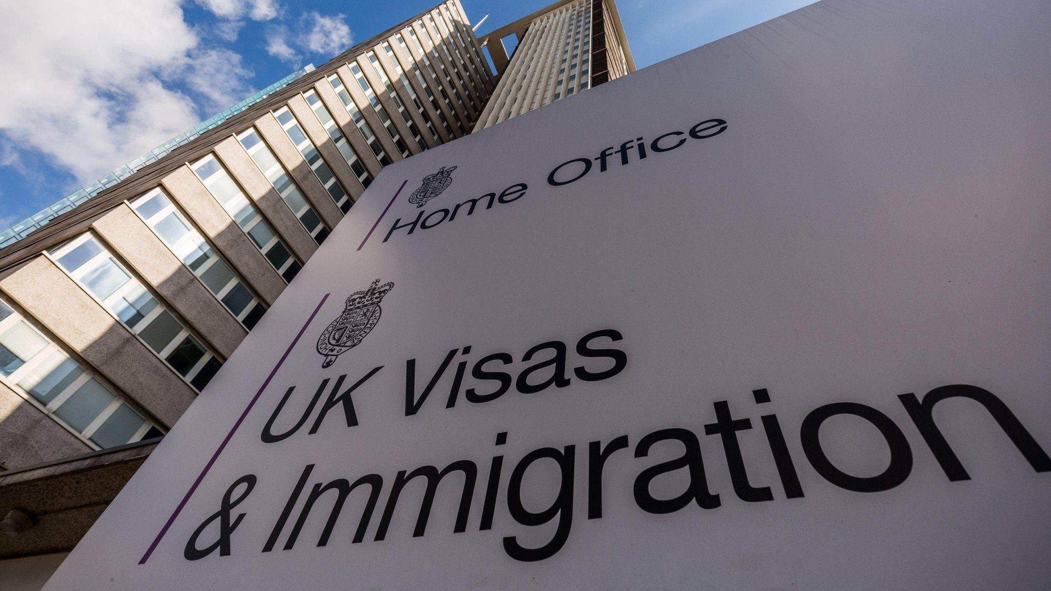 100 pisama građanima EU koji žive u Britaniji, sa obavještenjem da treba da napuste tu zemlju. poslato greškom?