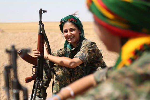 U zapadnim medijima postoje samo Kurdi i ženske YPG / YPJ snage, sustavno se prešućuju heroine u sirijskoj vojsci
